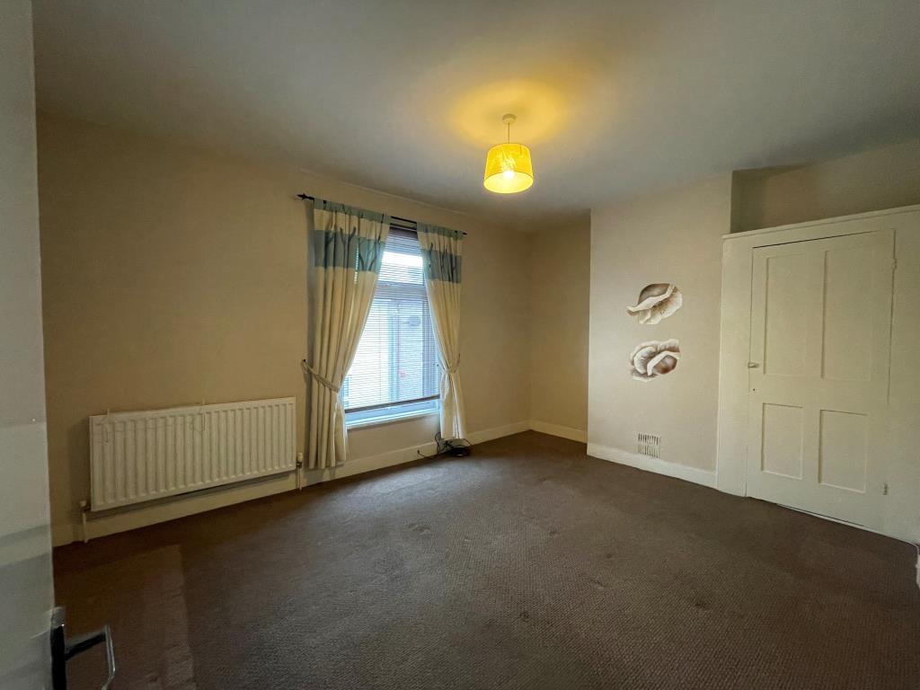 Lot: 31 - THREE-BEDROOM TERRACED HOUSE - Bedroom one with built in storage